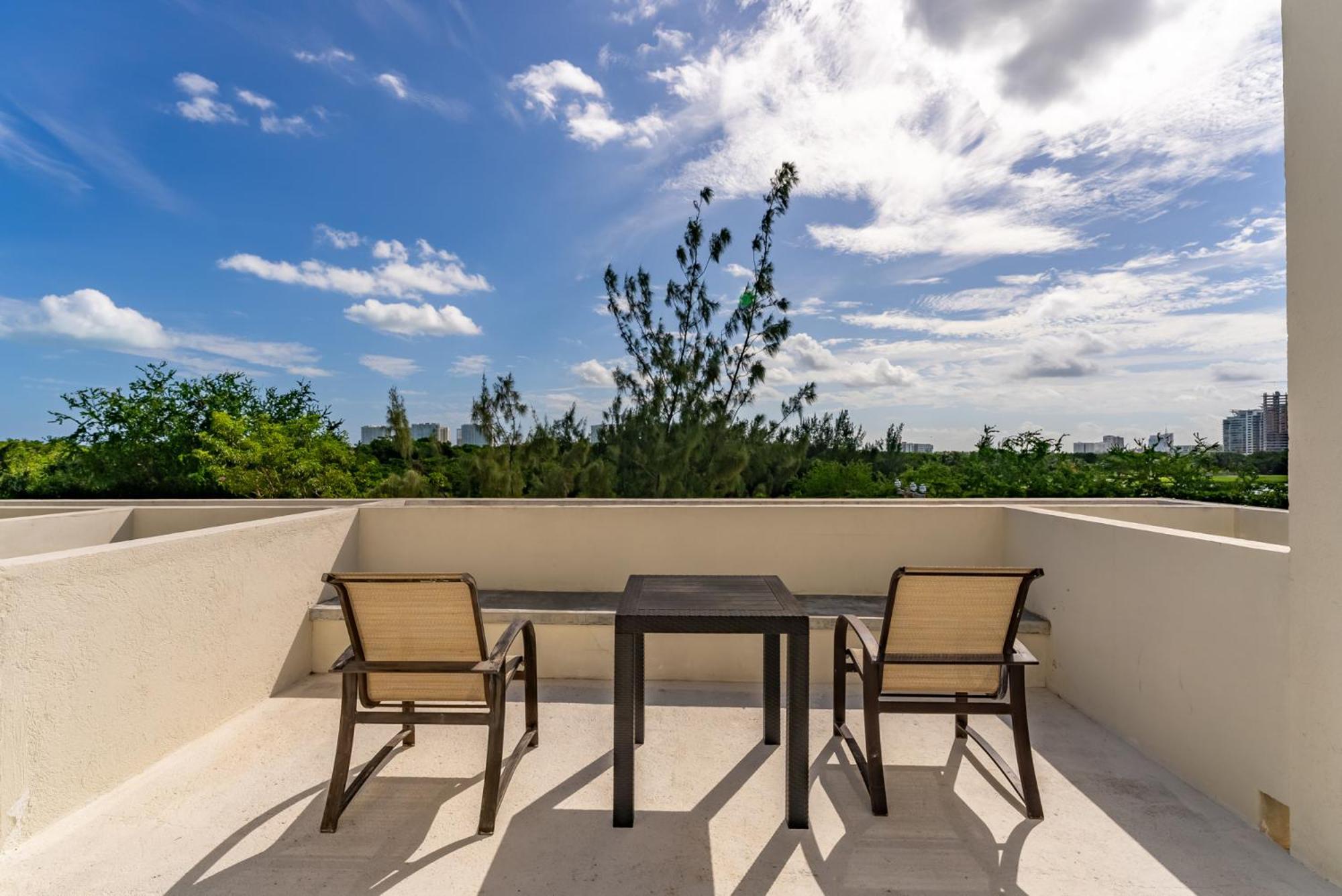 Bed Away Studios Cancun Exterior photo